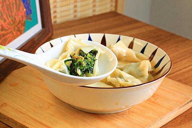 把图片中的馄饨调整得看起来更美味，非常好吃有食欲的样子，馄饨皮更透亮，青菜馅料更饱满鲜亮，色调更温暖诱人，不要添加多余香葱类产品