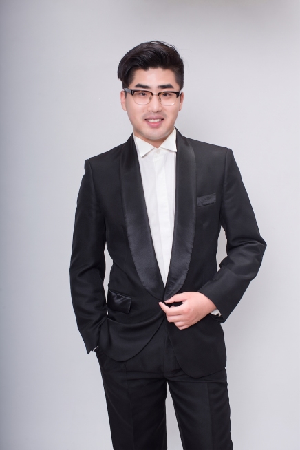 去除图片中男士西装的黑色领结，保持白衬衫干净自然，整体形象协调，不改变原图片其他部分预览效果