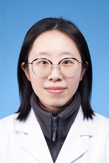 保留第一张图中人物发型、脸型、年龄特征生成标准样式纯正面半身证件照;人物主体严格居中,头部大小与位置严格对齐第二张图,双肩水平平衡,面部中轴线对齐画面中心,正视前方;标准证件照构图,人物绝对居中;头顶预览效果