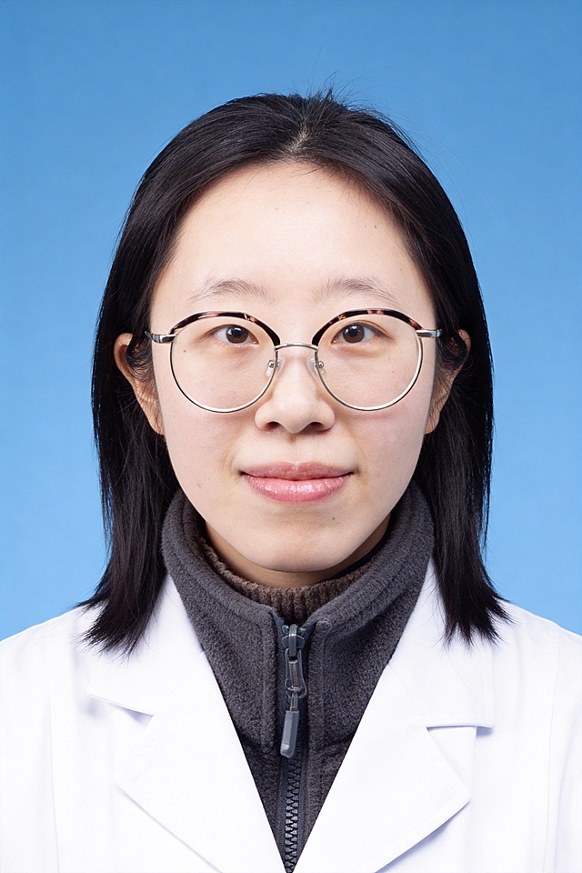 保留第一张图中人物发型、脸型、年龄特征生成标准样式纯正面半身证件照;人物主体严格居中,头部大小与位置严格对齐第二张图,双肩水平平衡,面部中轴线对齐画面中心,正视前方;标准证件照构图,人物绝对居中;头顶上方距离上边缘高度10%,下巴距离画面下边缘高度30%,人物主体占比约68%;肩部平展与画面水平轴平行;头部占比严格对齐第二张图;提亮肤色,消除暗沉,清透裸妆,隐形毛孔,均匀肤色,唇色自然提亮;肤色白皙细腻,轻透裸妆+微微提亮;底妆轻薄服帖;淡妆:极细内眼线,唇色微微润泽;眼神澄澈,看向镜头,气质自信,嘴角微微上扬表情自然;耳廓可见度一致;肩部平展,肩线与画面水平轴平行;头肩比例协调呈现;免冠,不戴帽子,无头饰,无发带,佩戴眼镜,保留眼镜，眼镜无反光，面部保留原有特征,身着白色翻领医生白大褂外套，内搭深灰色立领拉链针织毛衣;标准焦段50mm,纯正面,入境范围头部至胸部以上区域,F/4光圈(兼容F/2.8-F/4区间),平视视角(镜头与人物视线完全齐平),正视视图;人物绝对居中(居中构图),位于画面中心;严格限定标准证件照规格;视线水平(瞳孔连线与画面水平线平行);双耳对称露出,双肩水平且平衡,头部占比严格对齐垫图,禁止大头照(画面铺满画布,无边框留白);柔和正面顺光均匀柔光,面部明亮无硬影,背景均匀提亮,画质清晰,零噪点降噪;面部清晰;均匀柔和布光,无明显阴影,面部光影干净,柔光正面打光,自然光影过渡,皮肤质感细腻,哑光质感,背景亮度均匀统一;高清锐利画质,细节清晰可见;零噪点处理;色彩还原自然,专业证件照质感,高清人像质感,细腻皮肤纹理,严格按照第一张图内容生成,分辨率4K,极简纯色天蓝色背景,禁止裁切头顶,禁止额头被截,禁止超大头,禁止主体溢出画面,禁止偏头/倾斜,头顶上边距8-10%, 头部高度60-68%, 双眼高度56-58%, 严格对齐第二张垫图,画面比例2:3