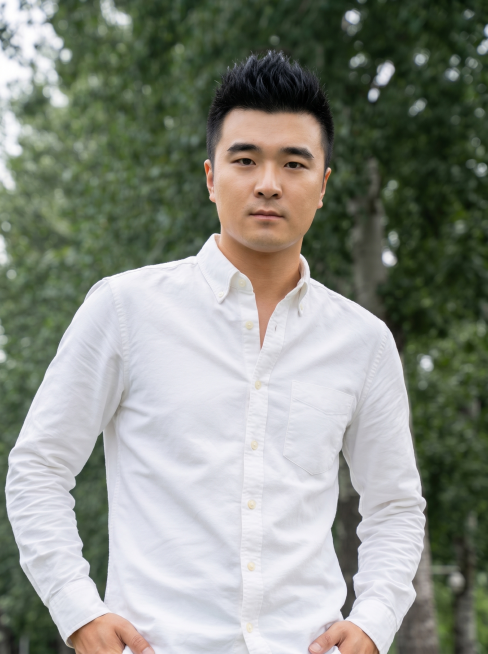 【主体保护指令】请保持参考图 1 中的【服装、穿着形态、构图】一致，包括服装款式/颜色/材质、合身度，不做改动。将模特的整体替换为新模特特征。整体为换全身模特，保留原姿势（姿态、手位、脚位、头部朝向完预览效果