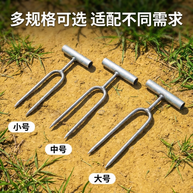 松土两齿叉多规格主图，简约实用风格，明亮柔光。三个不同尺寸的两齿叉斜向排列展示，背景为户外黄土地配绿色小草，光影自然。主色调为金属银灰色、土黄色、绿色。正平视视角，画面无边框。顶部悬浮白色粗体文案“多预览效果