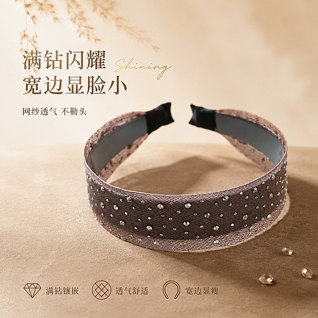 [单张主图] 闪钻网纱宽边发箍 高级氛围感主图 抖音1:1主图
[画面主体] 主体为一只深棕玫瑰金色闪钻网纱宽边发箍，正面45度斜侧视角展示，发箍完整不裁切，占画面约50%，居中略偏右。保持发箍外观（即物理结构、网纱材质、闪钻镶嵌、颜色、宽边形态）与输入产品图绝对一致，杜绝任何变形和色差，精细化处理每一颗钻的切面火彩与网纱纹理通透感。
[构图版式] 采用「中轴诗意氛围型」版式。顶部居中留品牌位，产品居中略偏下，左侧大面积留白放主标题与卖点，底部用真实台面承托，整体留白充足、层次分明。
[场景元素] 背景为低饱和香槟米色渐变墙面，柔和虚化；台面为浅棕色哑光丝绒面料，发箍轻置于丝绒台面上，下方有自然柔和的投影；左上角点缀一小枝干枯的浅棕色麦穗装饰，右下角散落3-4颗同色系小水钻作为氛围点缀；整体场景轻奢精致，突出饰品高级感。
[文案版式] 左上负空间左对齐排版，文字清晰可读，不遮挡产品主体。主标题两行：第一行「满钻闪耀」，第二行「宽边显脸小」，大号细衬线字体，深棕金色，字重适中。主标题下方一行副文案「网纱透气 不勒头」，字号约为主标题的一半，同色系略浅。主标题右侧叠一个小号英文手写体装饰词「Shining」，浅金色，仅作氛围装饰。底部居中偏左位置，横向排列3个细线图标+短句卖点，从左到右依次为：钻石图标+「满钻镶嵌」、网纱图标+「透气舒适」、发箍轮廓图标+「宽边显瘦」，图标与文字均为深棕金色，字号小而精致。
[光影质感] 主光为左上45度柔光箱柔光，均匀打亮发箍正面，闪钻切面呈现细腻火彩；右侧加弱补光提亮暗部，避免死黑；底部加轻微轮廓光勾出发箍边缘，增强立体感；网纱材质呈现半透明通透质感，闪钻有清晰高光反射但不过曝；整体光影柔和高级，浅景深，背景虚化，主体锐利清晰。
[配色字体] 主色调为香槟米色+深棕玫瑰金，辅助色为浅金色，整体低饱和高级感配色。字体选用细衬线体，主标题字重适中，辅助文字更细，靠留白与字号对比形成层级，无粗黑描边、无发光字。
[比例分辨率] 1:1正方形比例，2K分辨率，文字清晰锐利，超高清商业饰品摄影质感。
[负向提示词] 变形，文字错乱，产品模糊，背景杂乱，水印，电商平台Logo，粗黑描边字，发箍结构变形，钻缺失或错位，网纱破损，廉价塑料感，人物面部，多余标签贴纸。