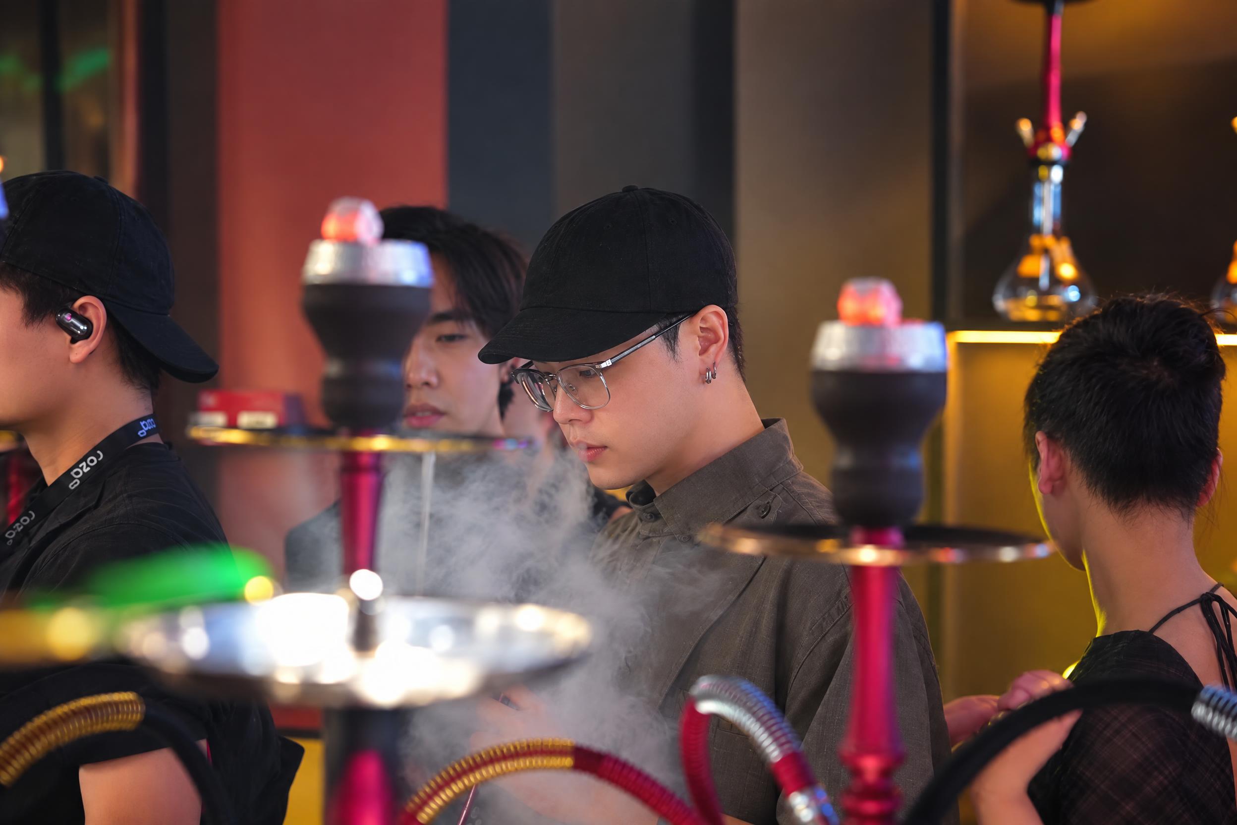 提升整体画质，去除噪点，增强精修质感，保留真实自然的写实质感，… - 图片创意预览
