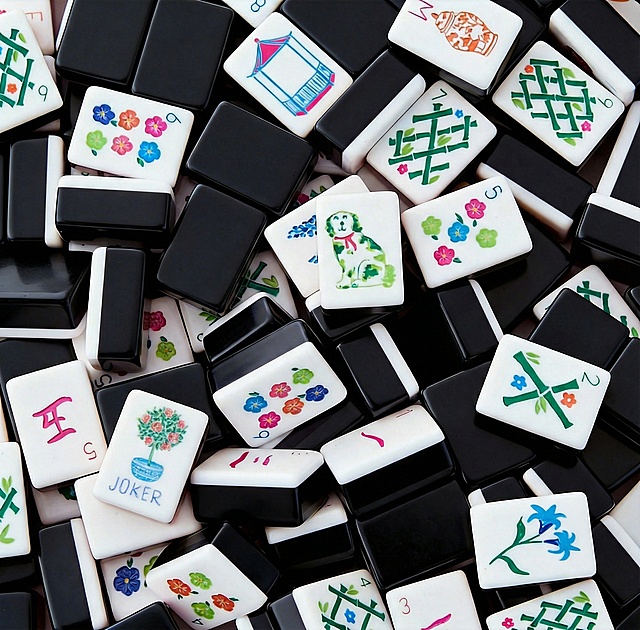 将图6的配色替换为图4的配色，即麻将侧边为黑色和白色，保持麻将正面图案和文字不变