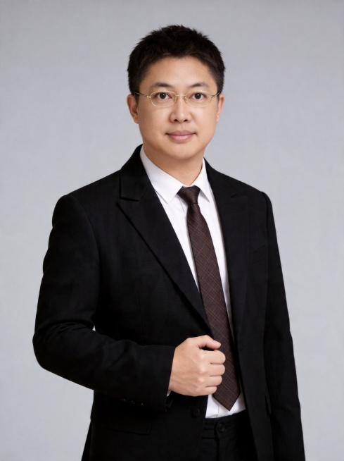 参考图中保留人物脸型、发型、年龄等特征生成携程定制师专业职场形象照,标准焦段50mm,f/4光圈(f/2.8-f/4区间),平视视角(镜头与人物视线齐平);人物占画面70%,人物居中(居中构图),位于预览效果