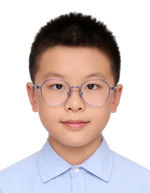 保留第一张图中人物发型､脸型､年龄特征生成标准样式纯正面儿童证件照;人物主体严格居中,头部大小与位置严格对齐第二张图,双肩水平平衡,面部中轴线对齐画面中心,正视前方;标准儿童证件照构图,人物绝对居中,预览效果