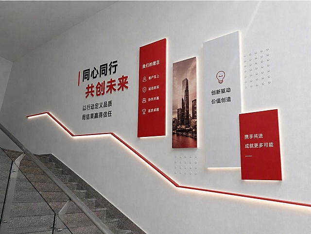 将图片中企业文化墙的所有蓝色元素全部改成红色，包括蓝色展板、蓝色线条、蓝色文字等所有蓝色部分都替换为红色，保持整体设计布局、立体效果、发光灯带、墙面环境和其他元素不变，红色要与空间环境自然融合，看起来真实自然。