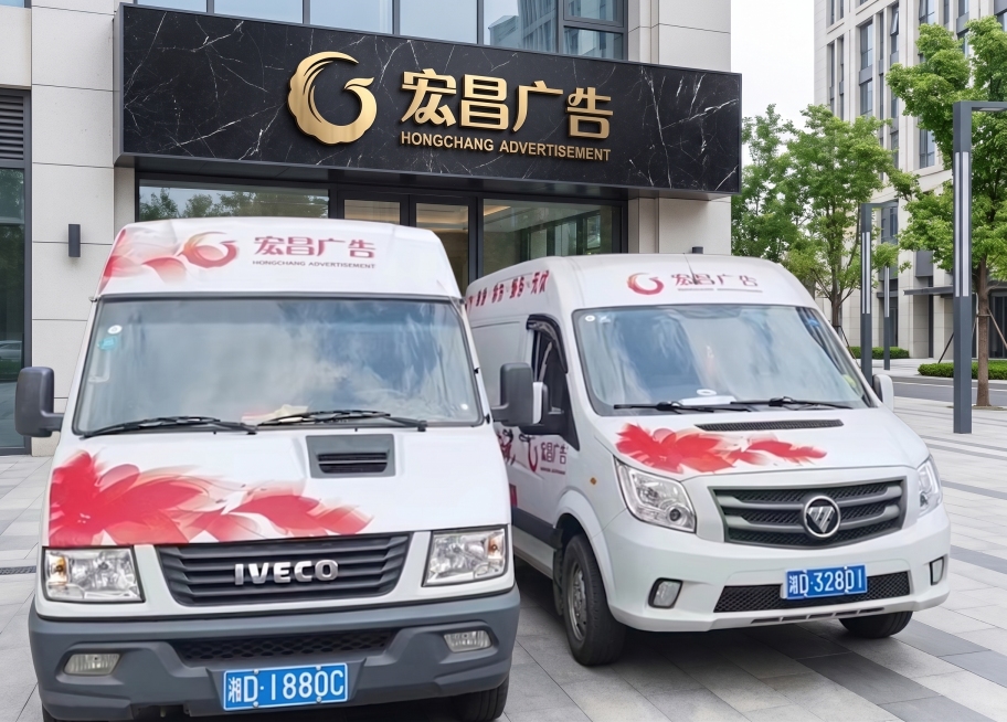 在两辆车前方留出空地，移除门头左侧的蓝色另一家门店门头和字体，将整体场景更换为干净大气的新街道环境，保持原有门头字体、LOGO、两辆车和车牌号不变，保持黑色大理石门头底板，整体风格美观大气，自然写实，预览效果