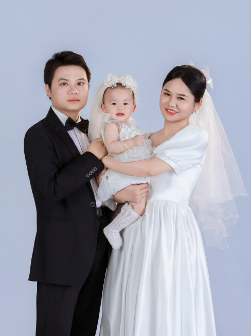 P掉搭在妈妈脖子上的宝宝的手，保持背景和其他人物部分不变，和原图风格一致预览效果