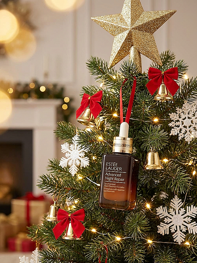 特写参考图产品挂在华丽的圣诞树上作为装饰之一。