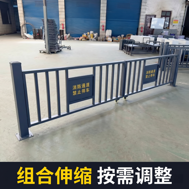 [主图-4] 组合式消防通道拒马安装完成展示
[氛围风格] 专业整齐，工程展示
[画质] 商业摄影，清晰真实
[元素] 双组组合式移动消防拒马安装完成整体展示，产品保持深灰色金属材质、结构和文字与原图预览效果