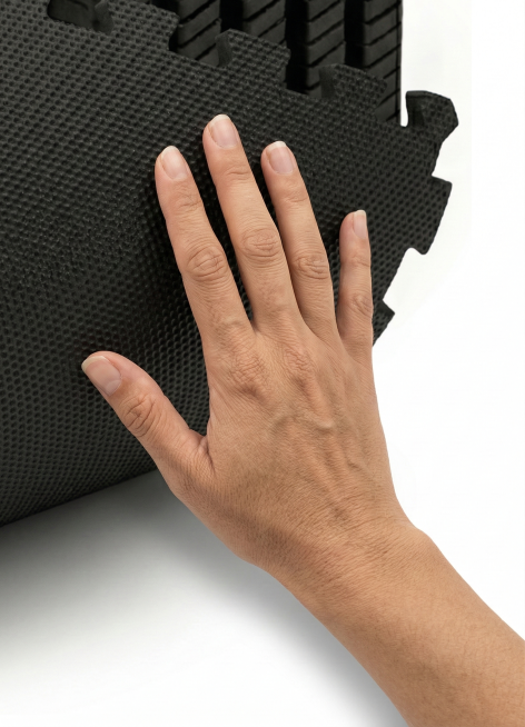 按照参考图里红色线条绘制的手的形状，生成一张一模一样的手的图像预览效果