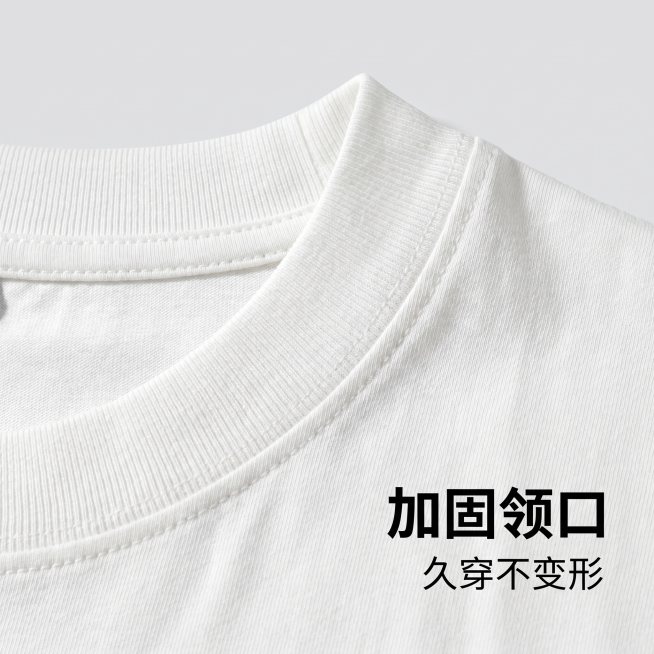 [主图-8] 领口细节特写
[氛围风格] 工艺细节展示，品质感
[画质] 商业摄影质感，光线柔和通透，产品清晰真实，画面干净高级
[元素] 本款T恤领口罗纹位置特写展示，清晰可见二本针车线工艺，领口不预览效果