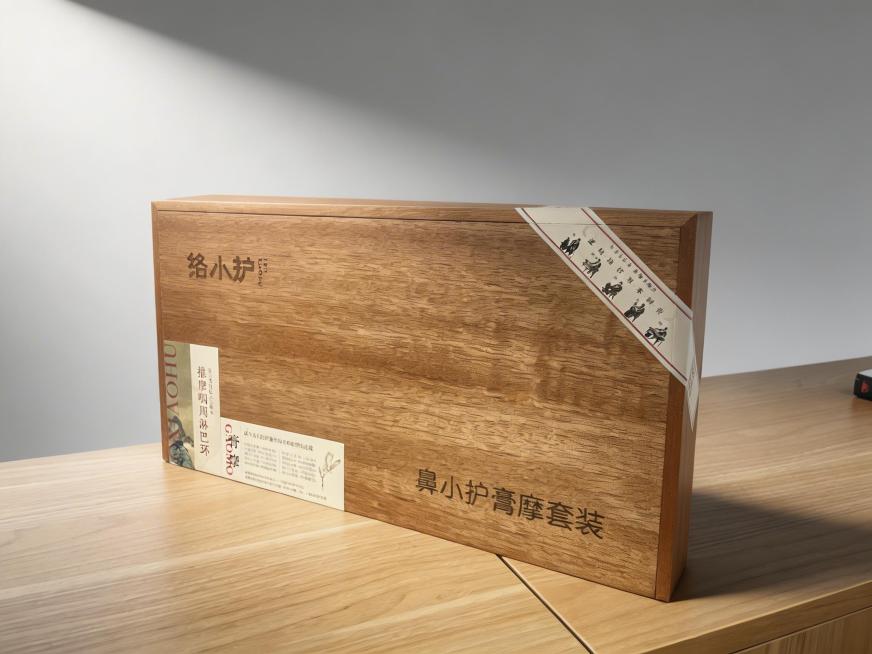 将背景替换为简约高级的浅灰色渐变背景，提升产品光影质感，呈现精致高级的礼盒效果图，保留礼盒上的所有文字和细节预览效果