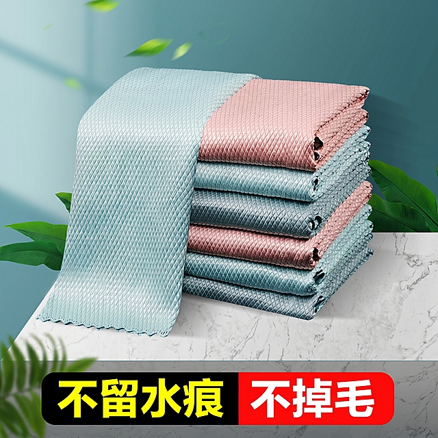将图片裁剪为1:1正方形，去掉右下角的黄晓明人像，去掉右上角的文字“大卫 拖把专家”，保留擦布产品和底部的“不留水痕 不掉毛”文字，保持原有背景和产品风格不变