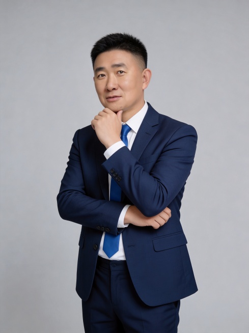 参考图中保留人物脸型、发型、年龄等特征生成防水维修团队领导形象照，专业深蓝色商务西装风格，标准焦段50mm,f/4光圈(f/2.8-f/4区间),平视视角(镜头与人物视线齐平);人物占画面70%,人物预览效果