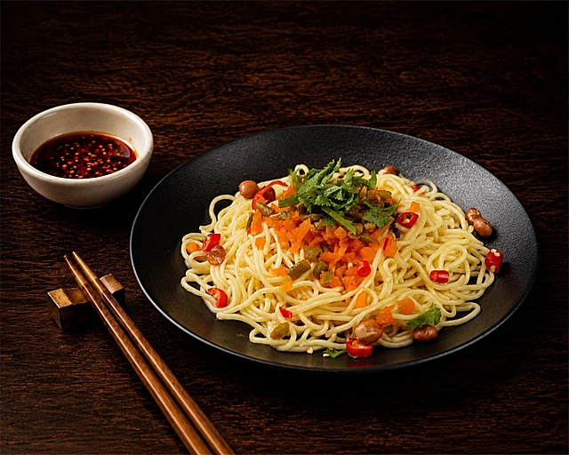 现代感与金属风融合的赛博朋克式美食摄影，3D质感面条搭配霓虹色配料，故障风光影营造未来感，虚拟现实般的视觉冲击。