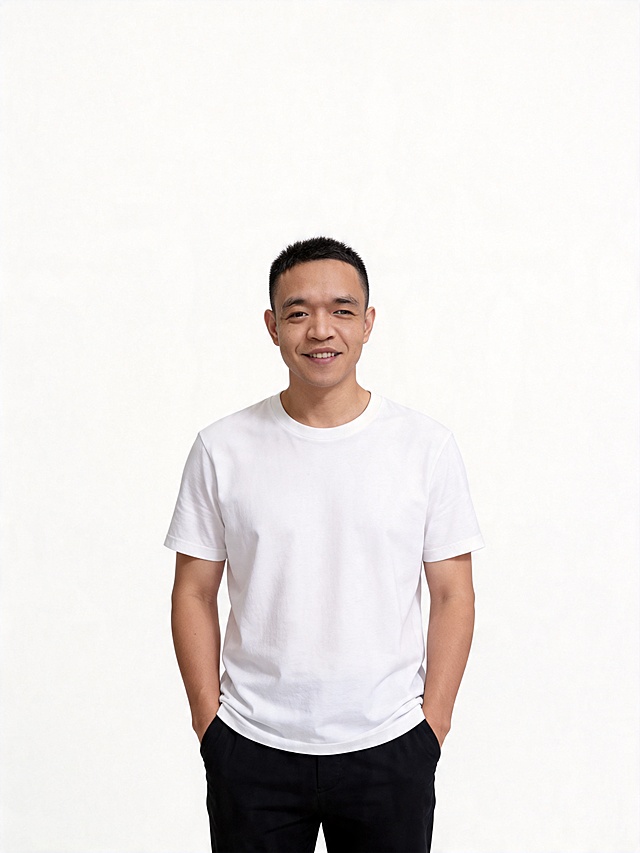 生成男士生活写真，仅保留参考图人物脸型、五官、发型、年龄特征不改动，换装为白色圆领短袖T恤、黑色长裤，人物站姿站立，双手插兜，自然微笑，背景更换为纯白色，风格简约干净，高级质感，光线均匀柔和，4k分辨率，商业人像摄影