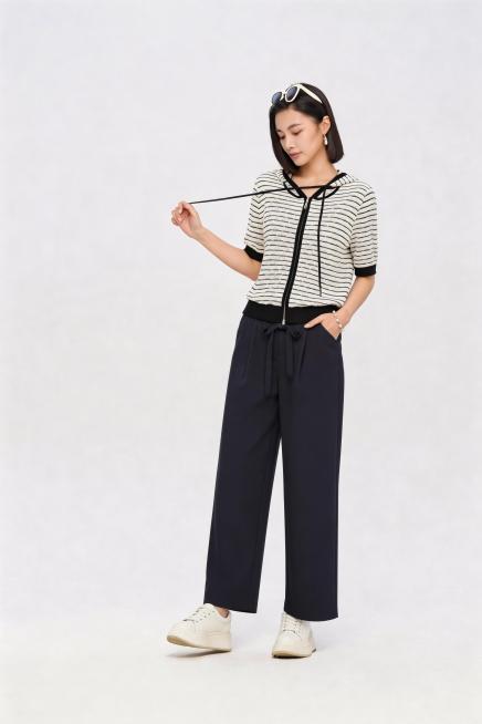 延长藏青色阔腿裤的裤脚，将裤子修改为九分裤长度，保持模特原有姿势、上衣款式颜色纹理和背景不变，裤子原有颜色和纹理保留预览效果