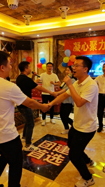 生成50张商务娱乐KTV的照片，图片加入一些文字预览效果