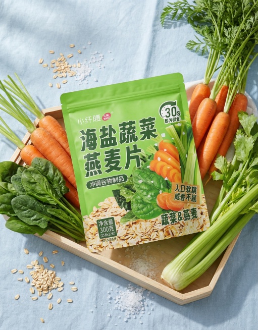 根据这张图片帮我衍生出几张不一样的图片，可以加其他元素，产品是海盐蔬菜燕麦片，产品不变，配料有胡萝卜，菠菜，西芹预览效果