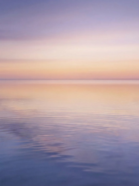 去掉图中所有文字信息和产品，仅保留原来的水面和渐变天空背景，其他保持一致预览效果