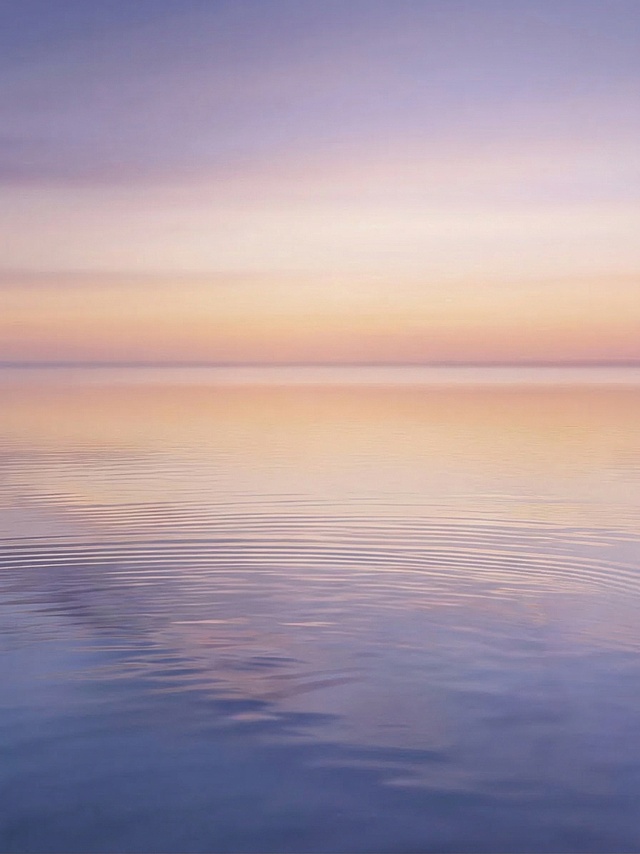 去掉图中所有文字信息和产品，仅保留原来的水面和渐变天空背景，其他保持一致