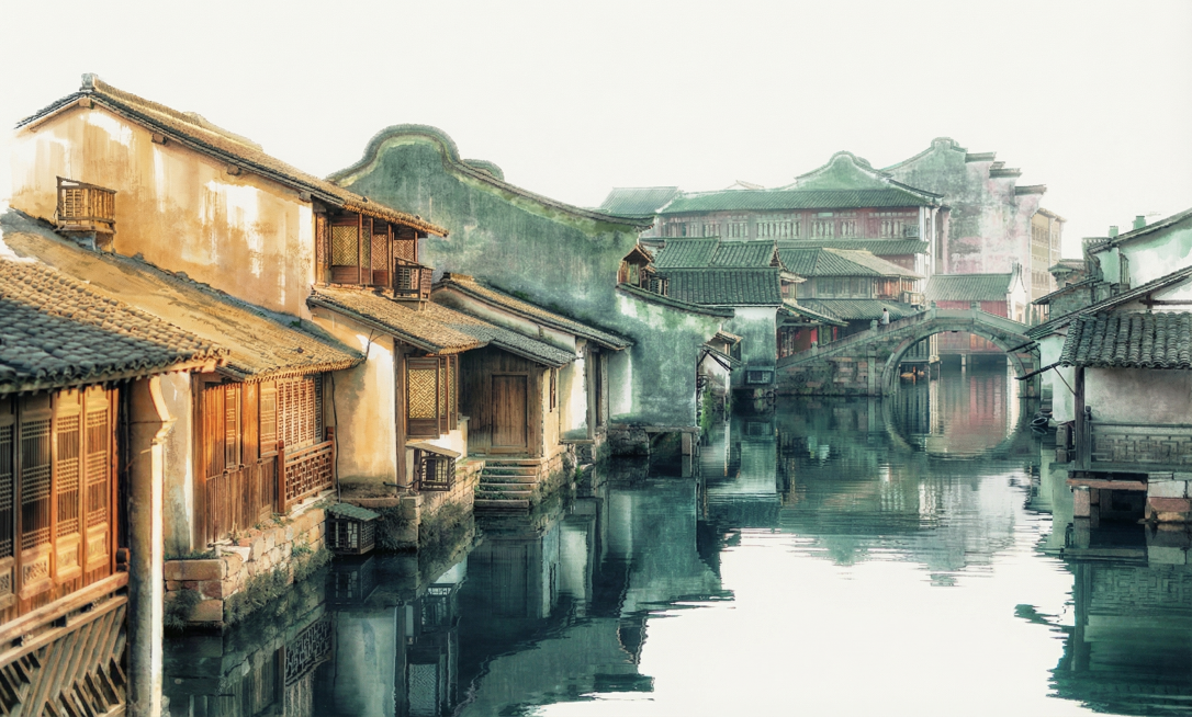 将这张江南水乡图片转换成彩色水墨风格，保留原图配色：左边房子带暖色，其他部分偏绿色，保留湖水的青色，画面保留大量留白适合做背景预览效果