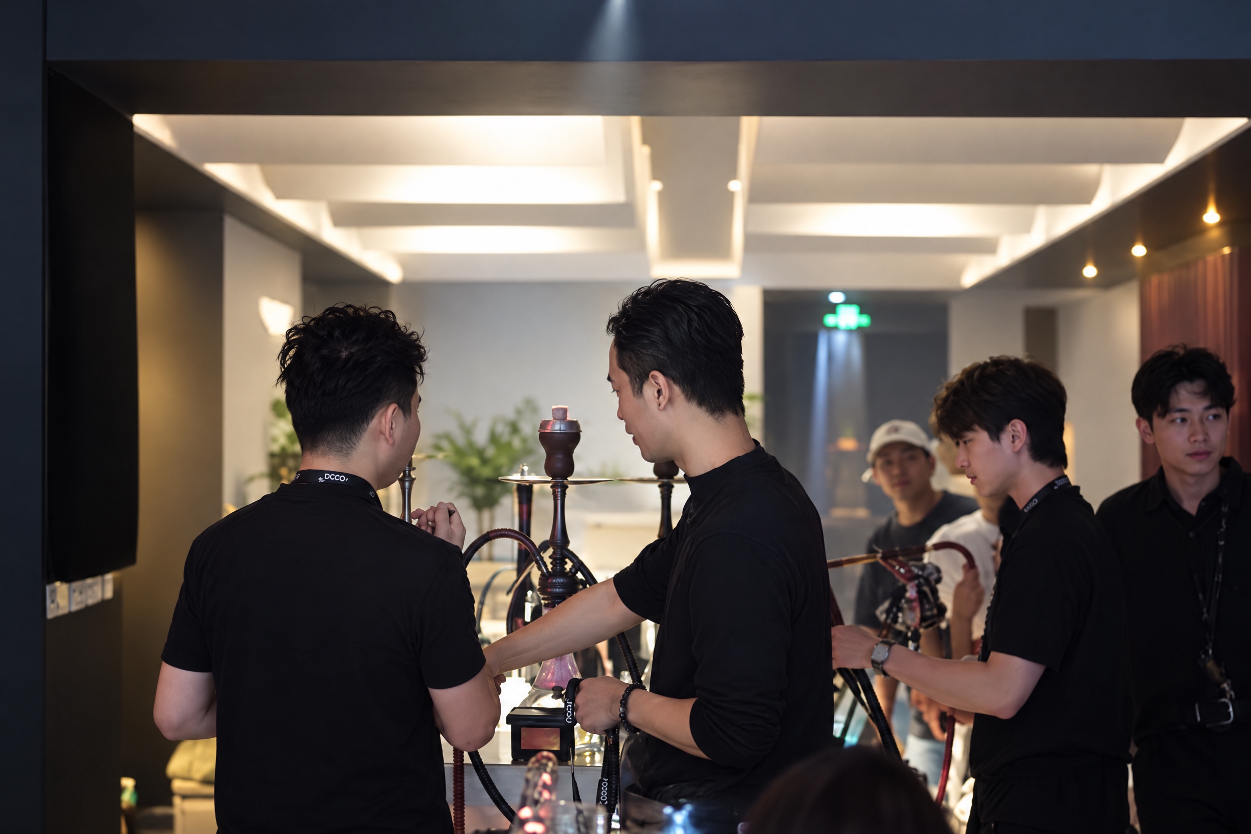 提升整体画质，去除噪点，增强精修质感，保留真实自然的写实质感，… - 图片创意预览