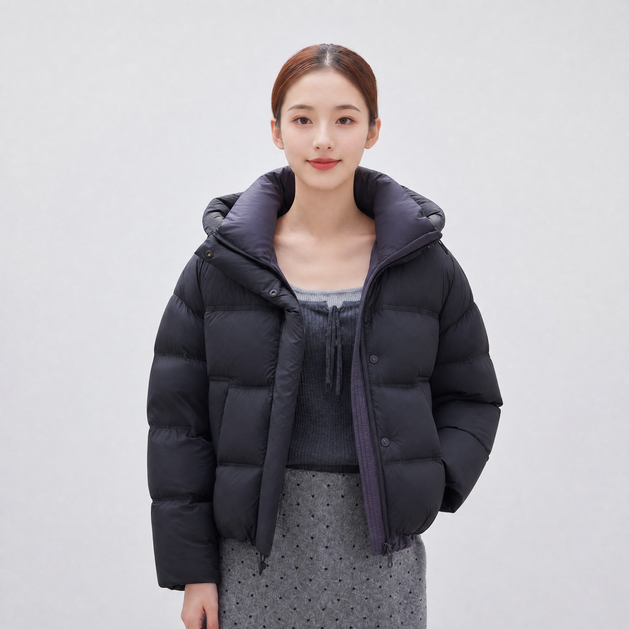 商业服装棚拍图，保留原图女生模特、人物姿势、商品图的穿搭完全不… - 图片创意预览