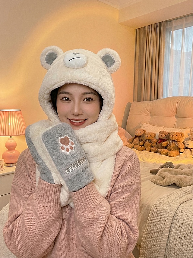 通过这几个帽子为我生成模特图，我只要帽子一样，模特和背景都给我换掉