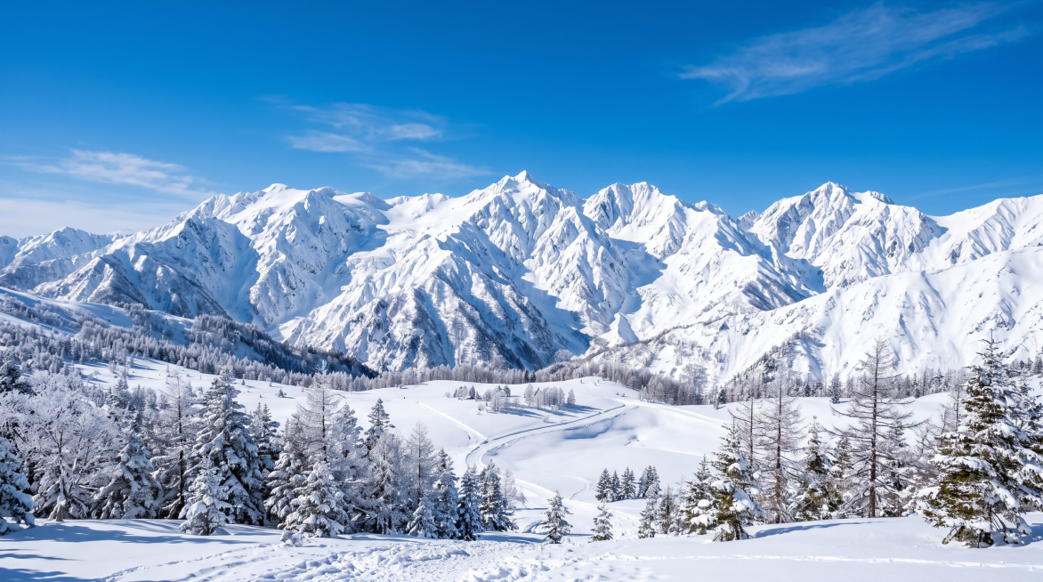 冬日晴天，瓦蓝天空背景下被厚雪覆盖的雪山山脉，银装素裹的壮丽冬季风景预览效果