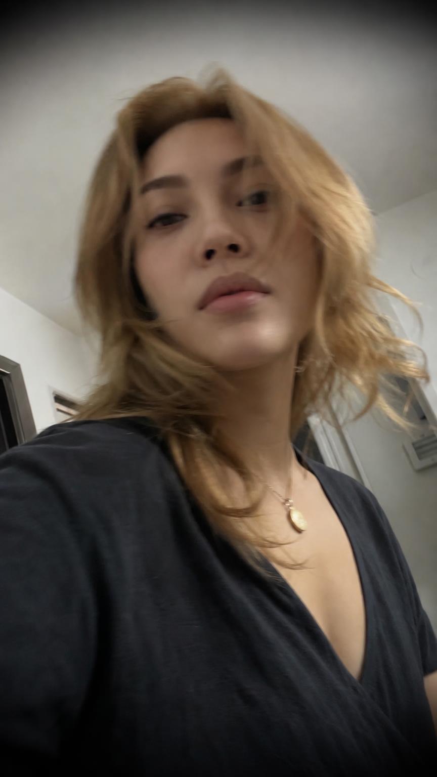 参考图中金色中长发女性的面部特征，真人化后拍摄一张iPhone… - 图片创意预览