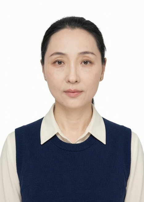 基于原人像生成一寸证件照，更换服装为：外穿深蓝色学院风圆领针织背心，领口采用罗纹收边设计，贴合颈部线条；无袖圆领版型，无多余装饰，内搭纯净奶白色翻领长袖衬衫。进行面部美颜，更换背景为纯净白色纯色背景，预览效果