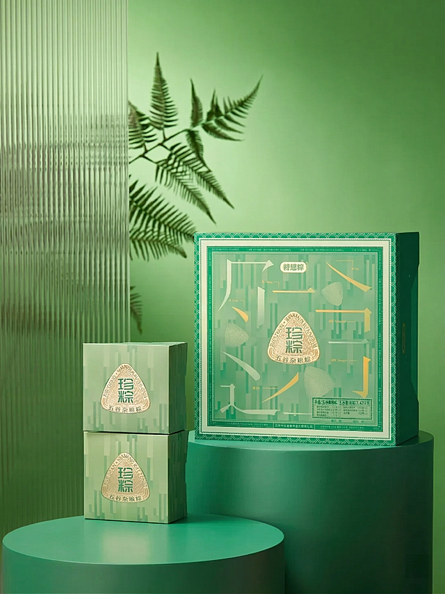 去除前景圆台上所有物品，仅保留绿色展台和背景，保持原画面的绿色风格、光影和构图不变