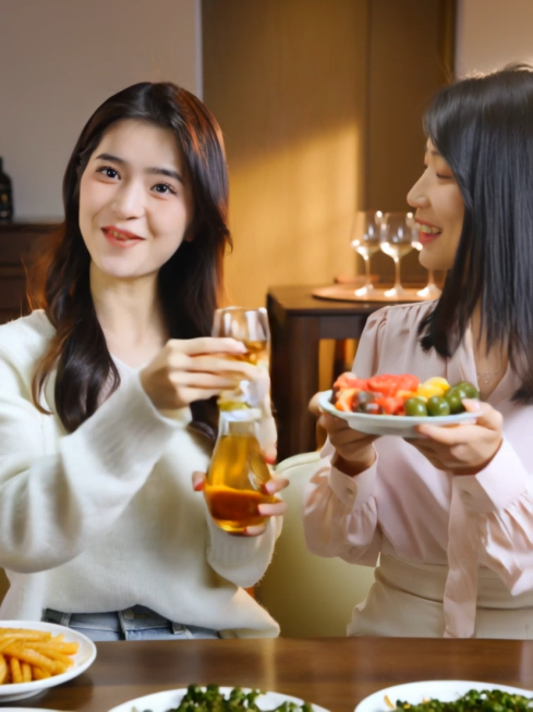 年轻女生在家里介绍玫瑰酒产品，展示这款6度玫瑰酒，呈现琥珀色的酒体，表现开瓶后满满的玫瑰花香，体现入口清甜不辣喉的特点，展示独酌解压、和闺蜜小聚的场景，最后引导下单，不要字幕预览效果