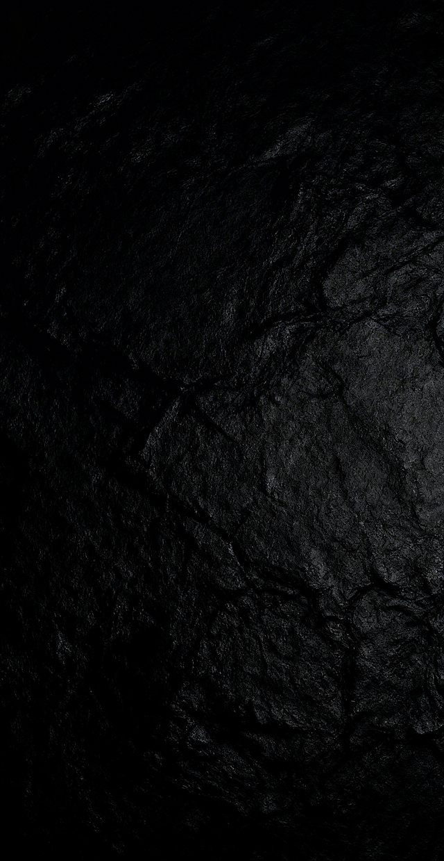 深黑石刻肌理，金属质感暗涌，单色工业风营造神秘沉郁氛围，如夜幕下的古老遗迹。