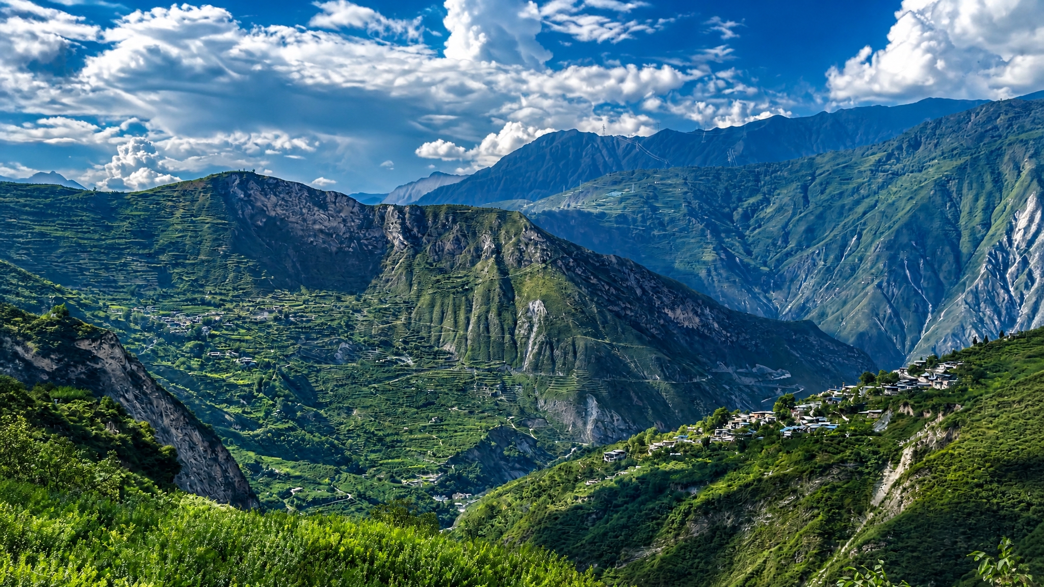 优化这张山间风景照片，提升整体画质和视觉效果：增强画面清晰度和… - 图片创意预览
