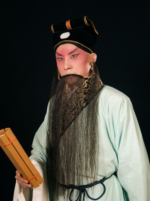 修复并优化这张京剧老生老照片的画质，提升清晰度，保留原有妆造、服饰、道具和背景细节，去除照片划痕、噪点，色彩自然还原预览效果