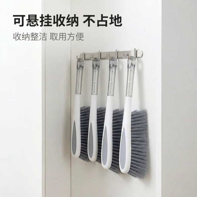 [主图 4] 可悬挂收纳设计展示
[氛围风格] 整洁收纳展示，干净明亮
[画面元素] 商业摄影质感、光线柔和通透、产品清晰真实、画面干净高级。除尘刷悬挂在衣柜侧面/门后挂钩上，展示悬挂收纳节省空间效果预览效果