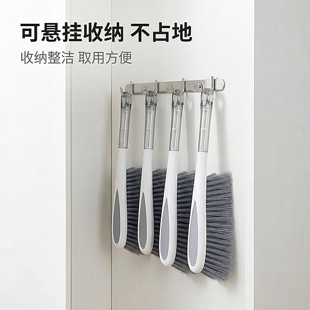 [主图 4] 可悬挂收纳设计展示
[氛围风格] 整洁收纳展示，干净明亮
[画面元素] 商业摄影质感、光线柔和通透、产品清晰真实、画面干净高级。除尘刷悬挂在衣柜侧面/门后挂钩上，展示悬挂收纳节省空间效果，背景为干净整洁的白色衣柜门板，保留原产品外观形状细节不改变，画面简洁突出收纳优势
[配色色系] 白色背景为主，产品颜色不变
[视角构图] 平视居中构图，干净留白
[文字版式] 主标题“可悬挂收纳 不占地”，字体微软雅黑加粗，深灰色；副标题“收纳整洁 取用方便”，字体思源宋体中粗，浅灰色；放置左上角，不遮挡产品，颜色统一
[比例分辨率] 1:1比例，2k分辨率；文字清晰可辨，超高清
[负向提示词] 变形，水印，文字错乱，产品图模糊，背景杂乱，改变产品主体形状，文字字体错误，颜色不统一
