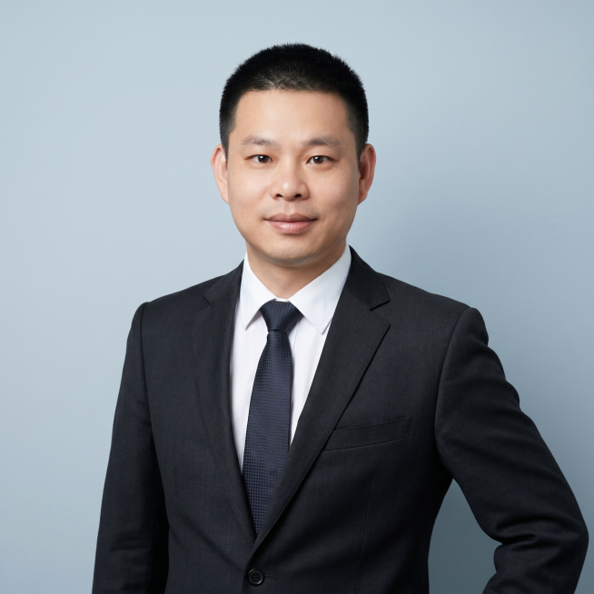 参考图中保留人物脸型、发型、年龄等特征生成通用职场大头像形象照，标准焦段50mm，f/4光圈，平视视角，镜头与人物视线齐平；人物占画面70%，人物居中，位于画面中心，为视觉聚焦点，入境范围仅头部及肩部预览效果