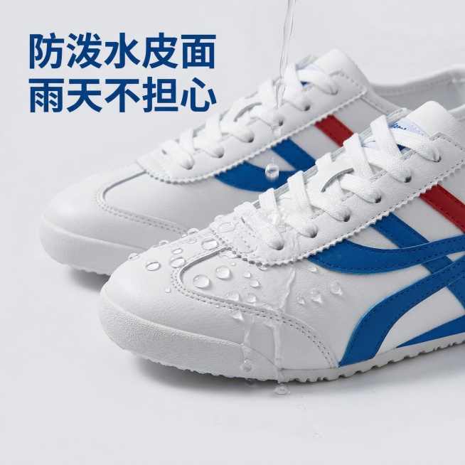 [主图 6] 回力阿甘皮面休闲鞋防泼水性能测试
[氛围/风格] 真实功能展示，清晰直观，专业可信。
[画面元素] 基于原图，保留鞋子原有白蓝红配色和外观设计不变，展示水珠洒在鞋子皮面上的效果，水珠成珠预览效果