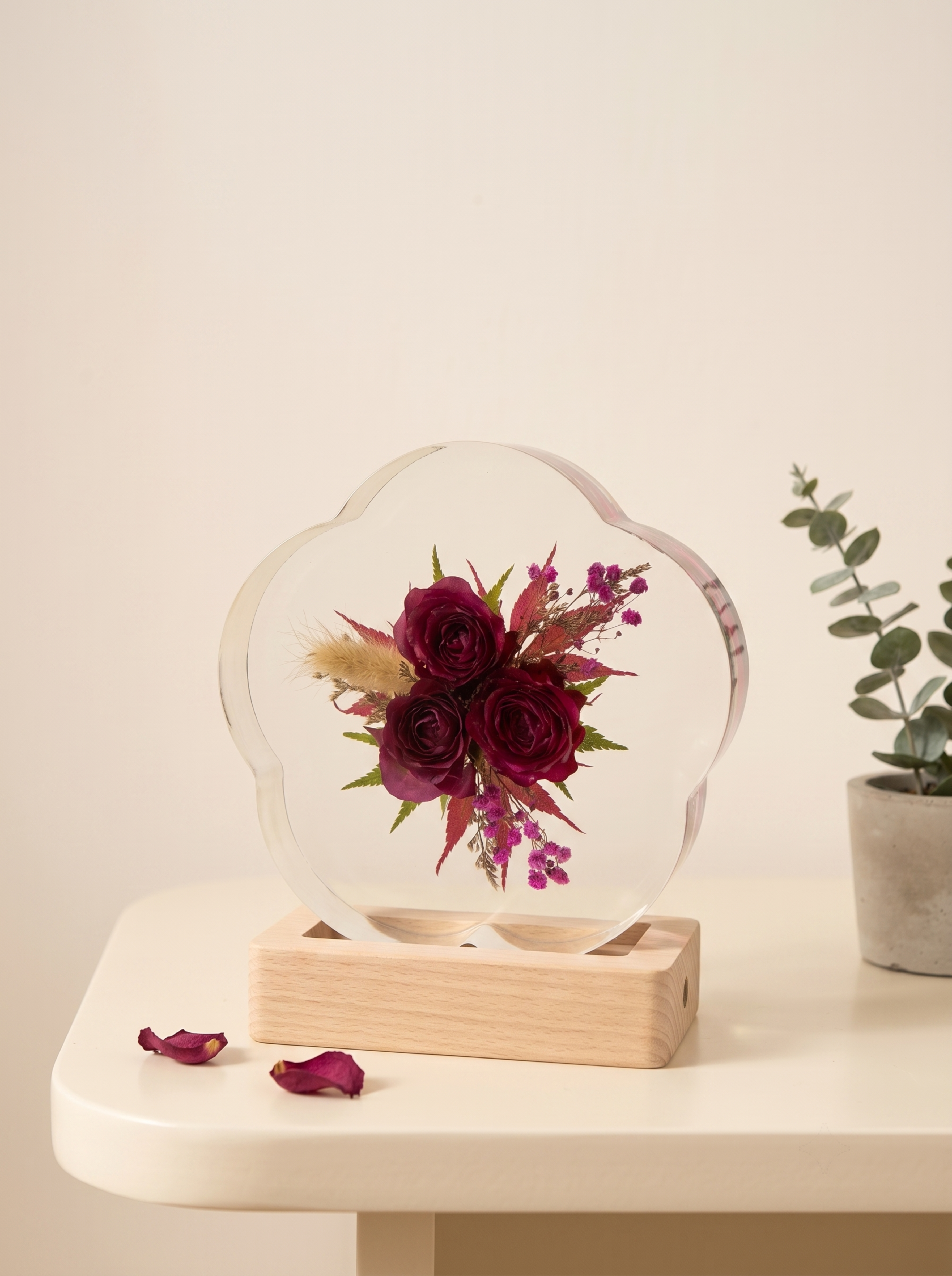 产品为梅花形树脂干花摆件，包含梅花形透明树脂块和原木底座，干花… - 图片创意预览