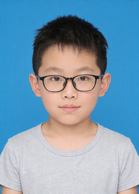 保留第一张图中人物发型､脸型､年龄特征生成标准样式纯正面儿童证件照;人物主体严格居中,头部大小与位置严格对齐第二张图,双肩水平平衡,面部中轴线对齐画面中心,正视前方,眼睛平视镜头;标准儿童证件照构图,预览效果