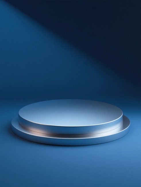 3D渲染的圆形展台，平滑的金属质感，高光与阴影过渡自然，深蓝色纯色背景，展台下方有一圈较窄的基座，整体呈现简约现代的设计风格，光线从斜上方照射，形成柔和的明暗对比，无LOGO、文字及二维码等元素。预览效果