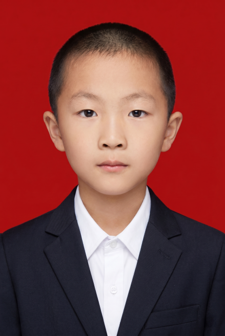 调整小学生姿势，生成标准的二寸证件照，背景替换为红色，保持人物面部特征不变，只保留1张成品照片预览效果