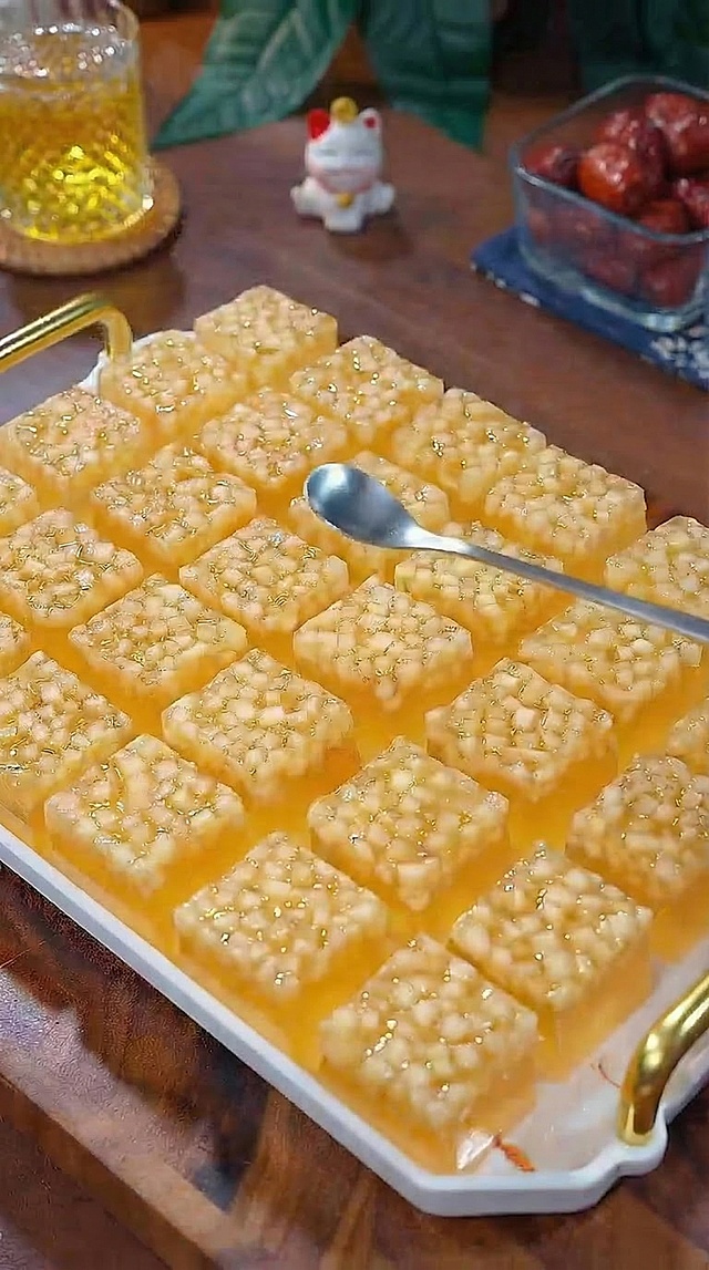 去除图片中的所有文字，保持原构图和美食场景风格不变，比例9:16