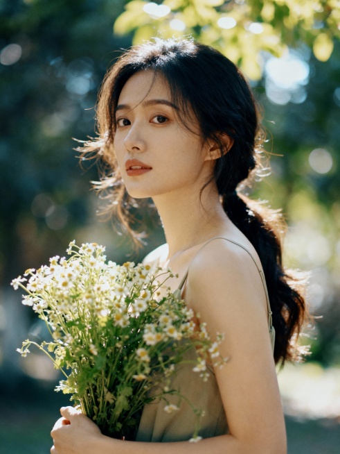 美女模特手里拿着捧花，人像摄影，唯美场景，室外人像摄影，图片比例为3:4预览效果